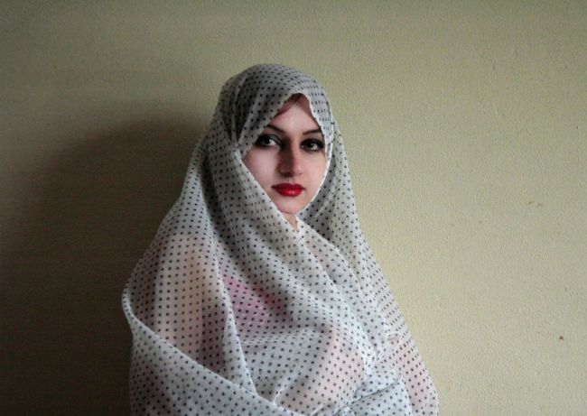 Roya met Hoofddoek (2005) 2/7