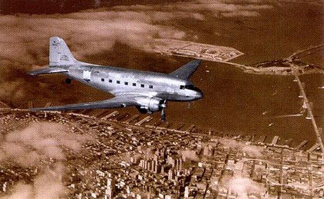 Mainline DC-3 over San Fransisco