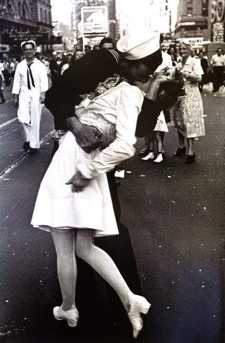 Kissing on VJ Day